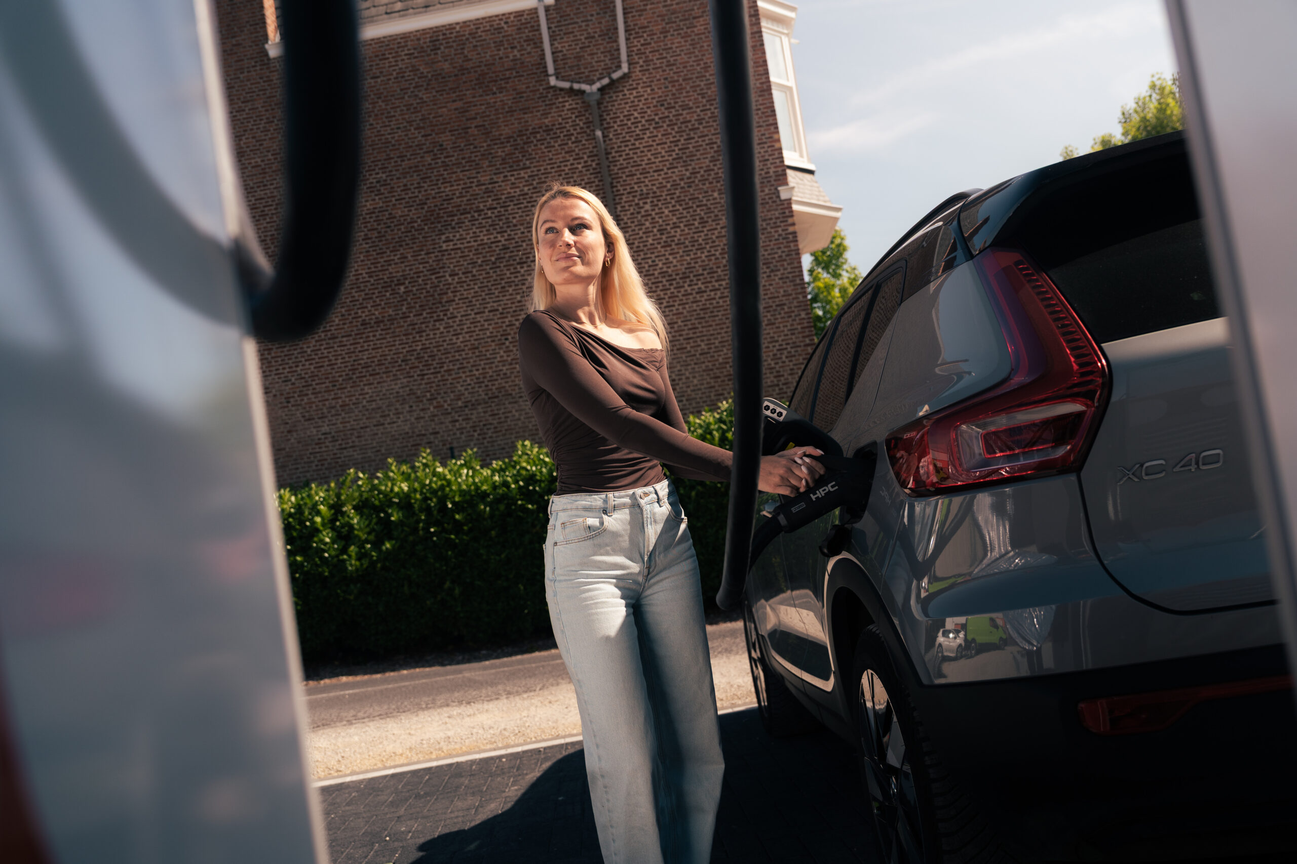 Vrouw die haar auto oplaad
