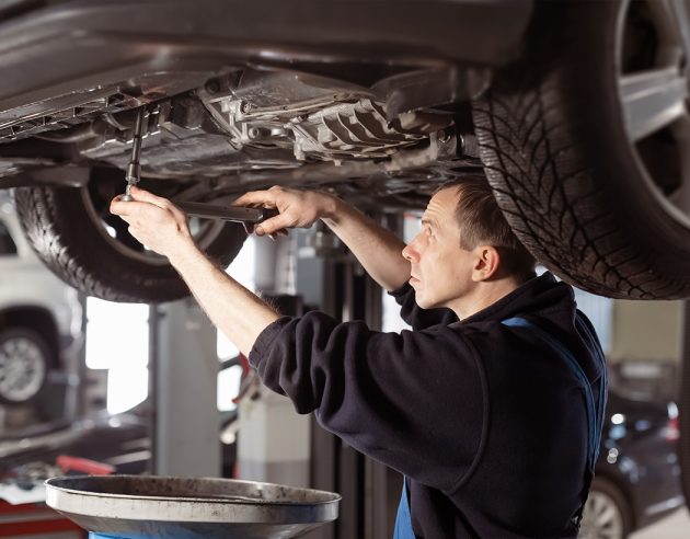 Mechanieker die aan een auto sleutelt